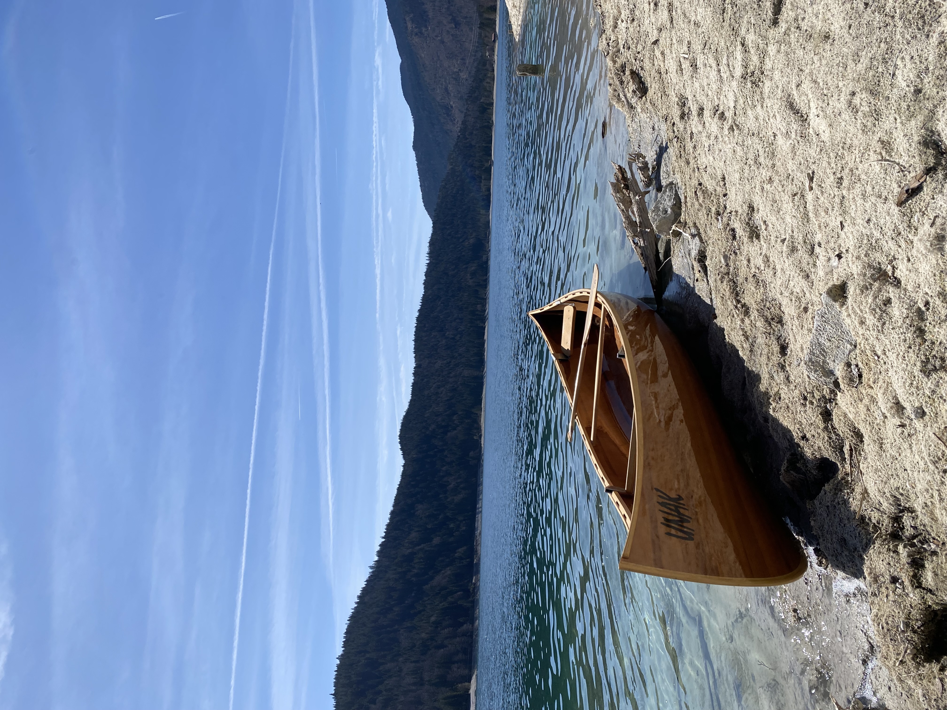 Holzkanu am Seeufer