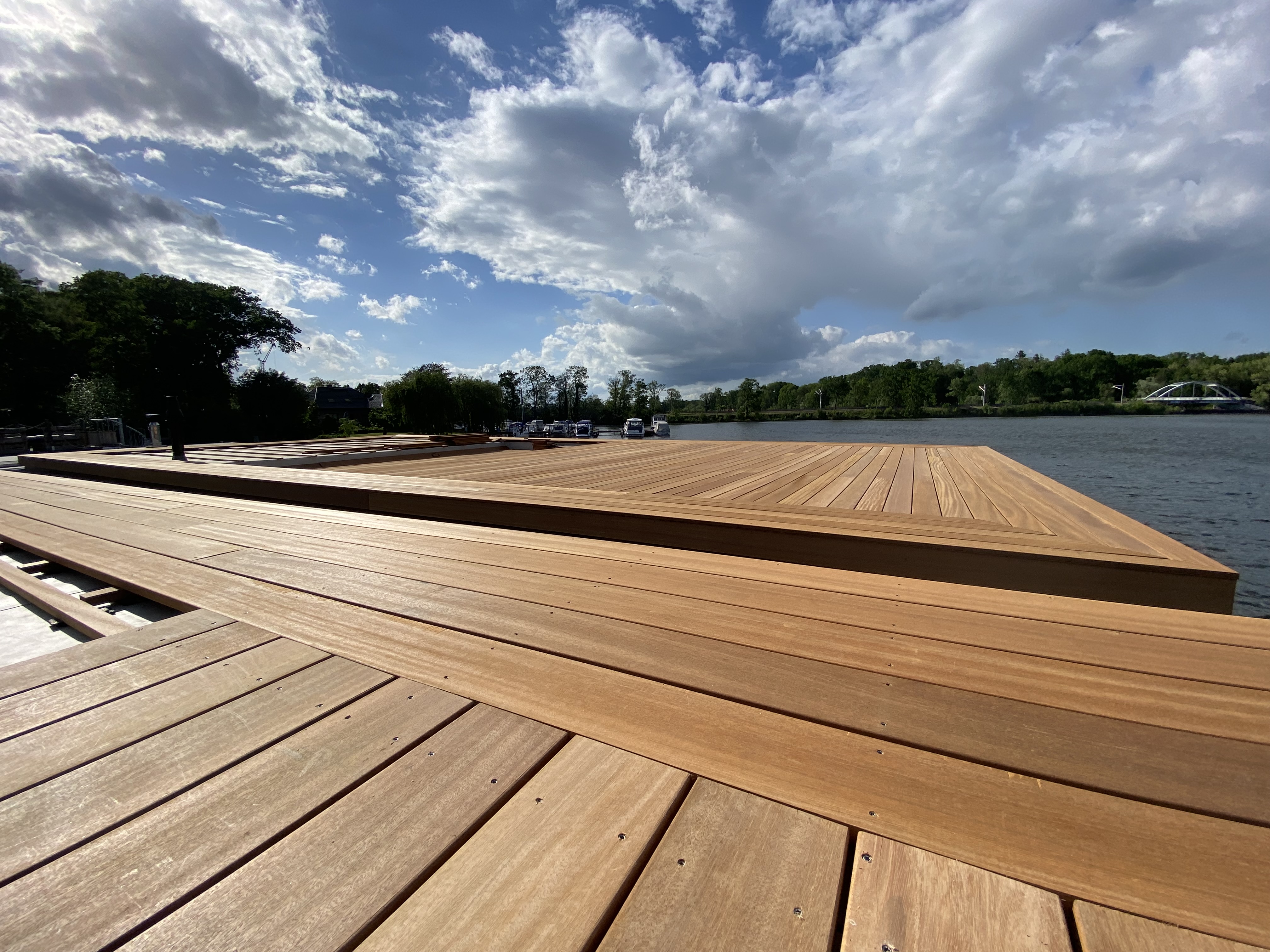 Großes Holzdach direkt am Wasser