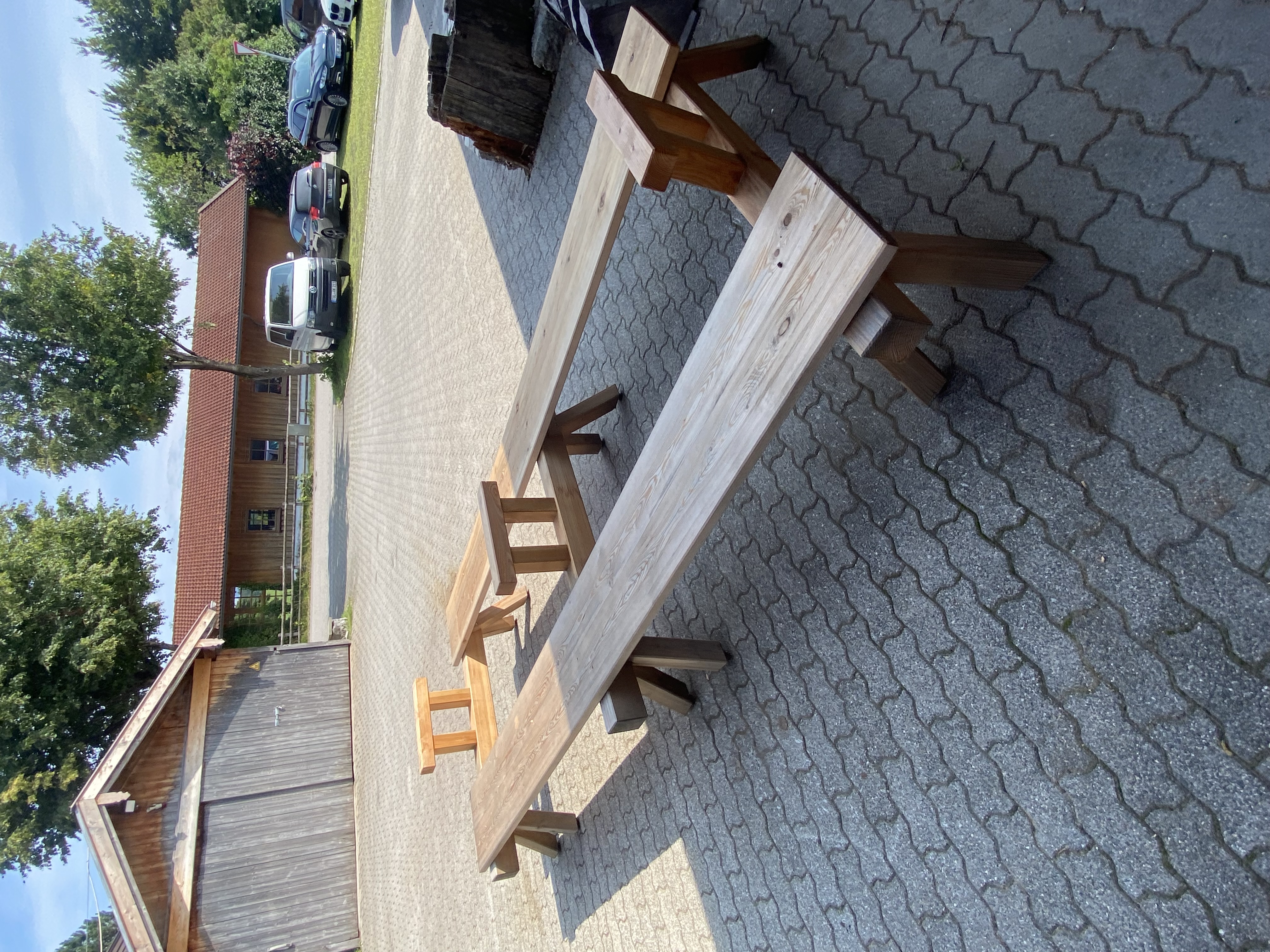 Massive Sitzgruppe aus Holz im Außenbereich