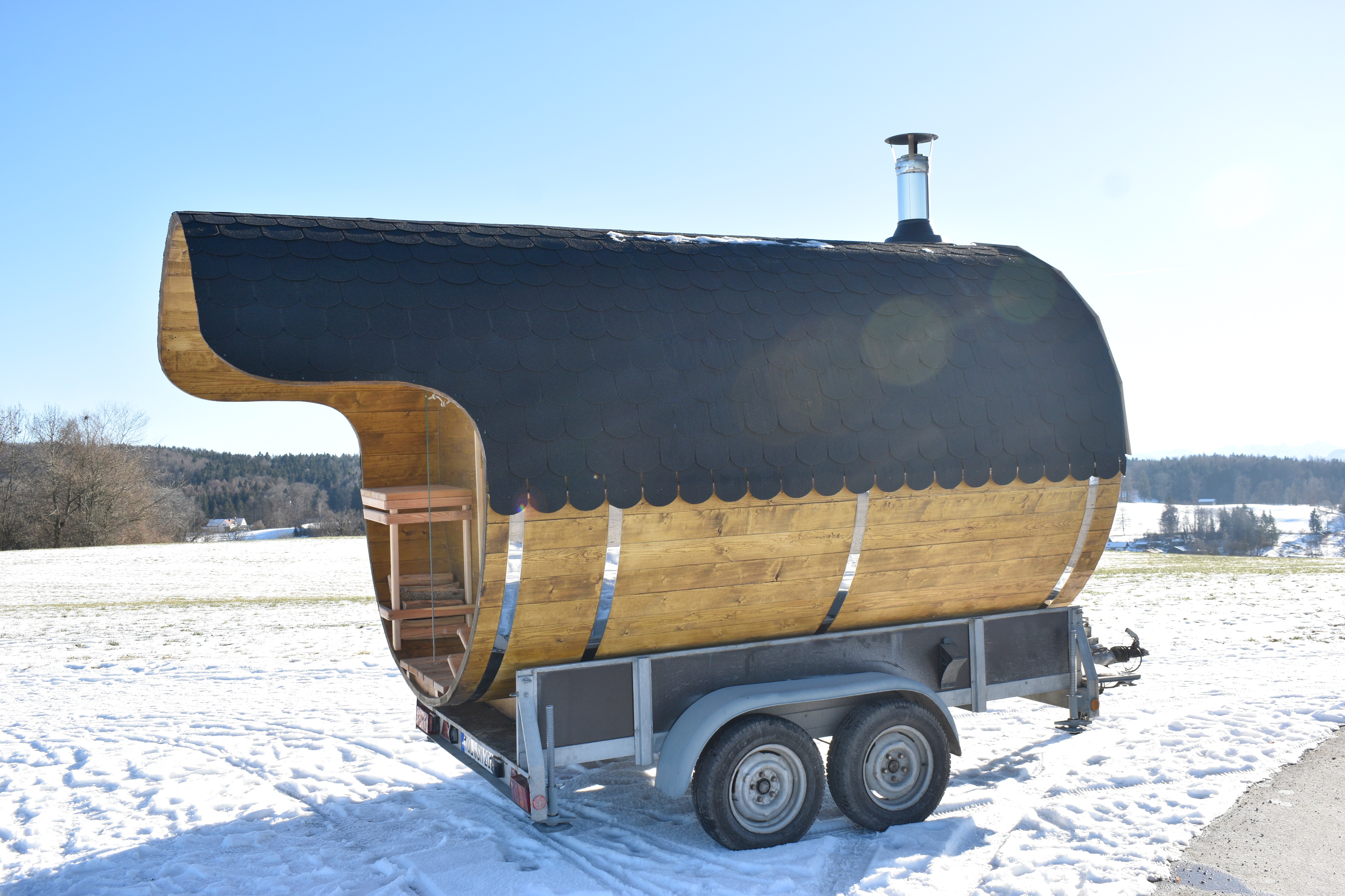 Mobile Holzsauna auf Anhänger im Freien