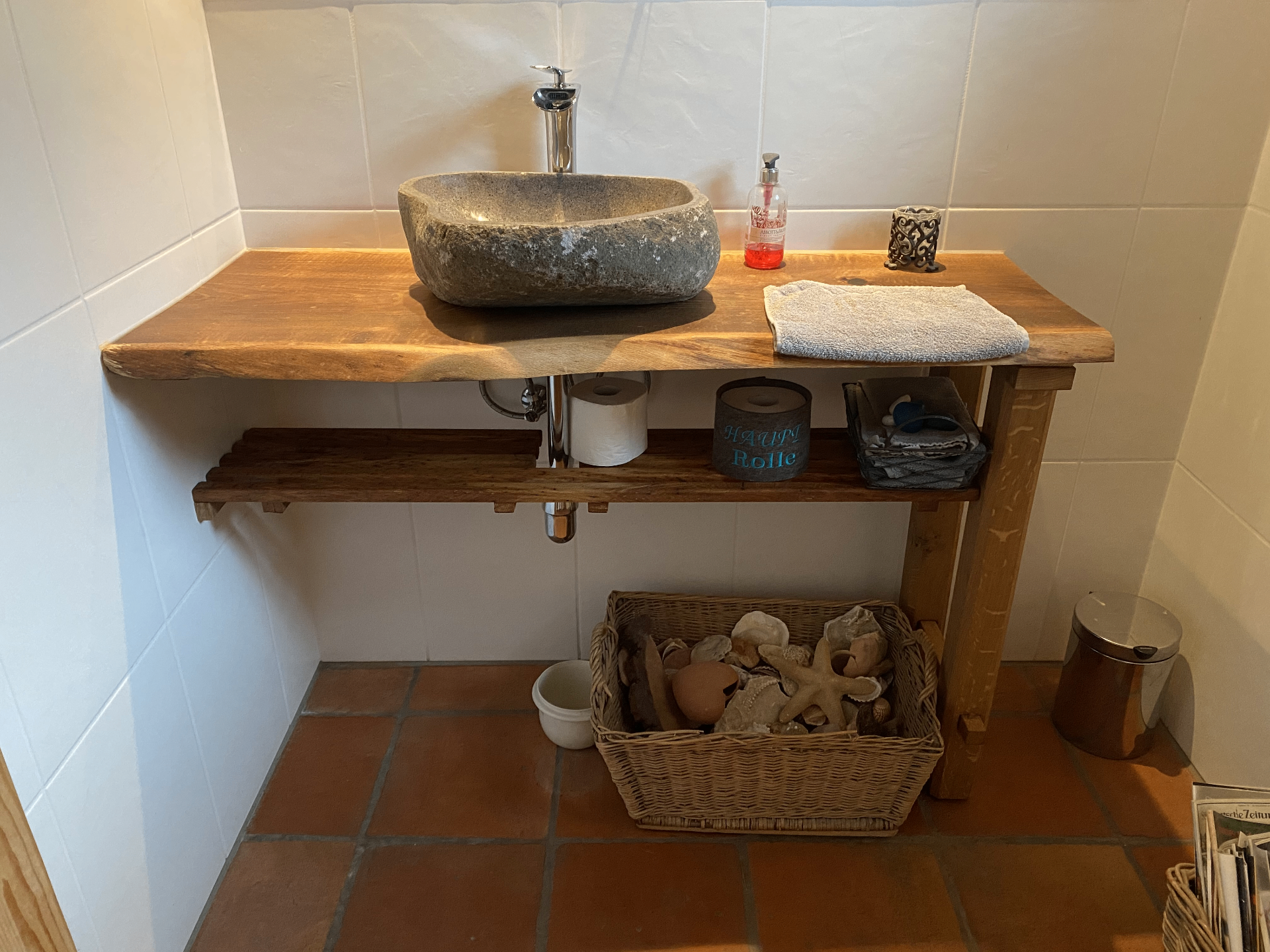 Waschtisch aus Massivholz mit Natursteinbecken